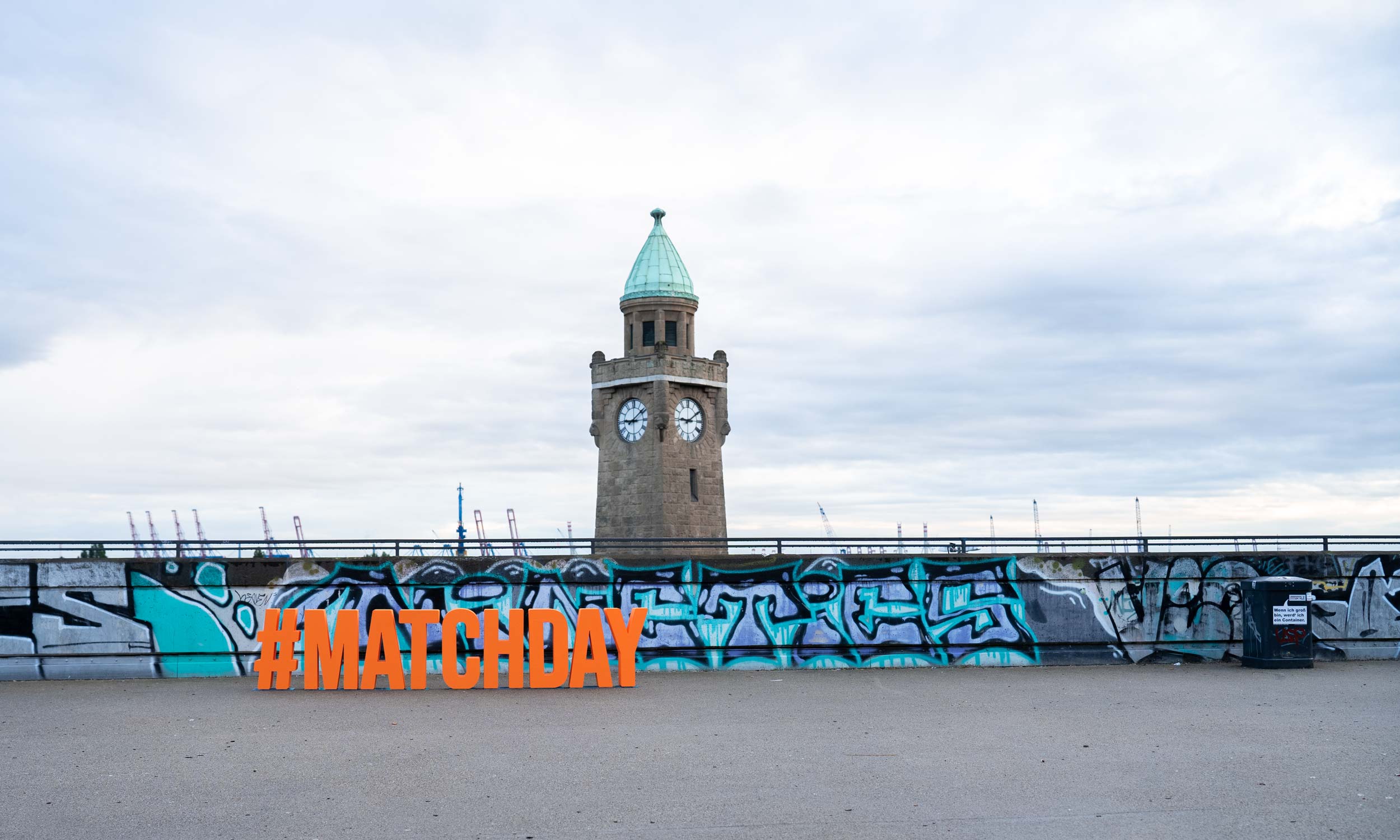 Matchday Buchstaben vor den Landungsbrücken von Hamburg